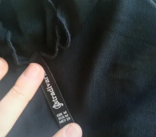 Blusa de malla negra con bordado floral