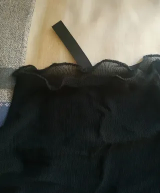 Blusa de malla negra con bordado floral