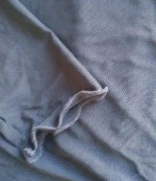 Blusa de malla negra con bordado floral