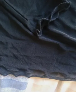 Blusa de malla negra con bordado floral