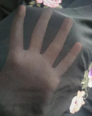 Blusa de malla negra con bordado floral