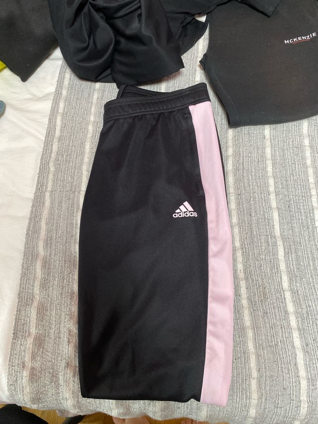 Pantalón Adidas Negro con Raya Rosa clarito