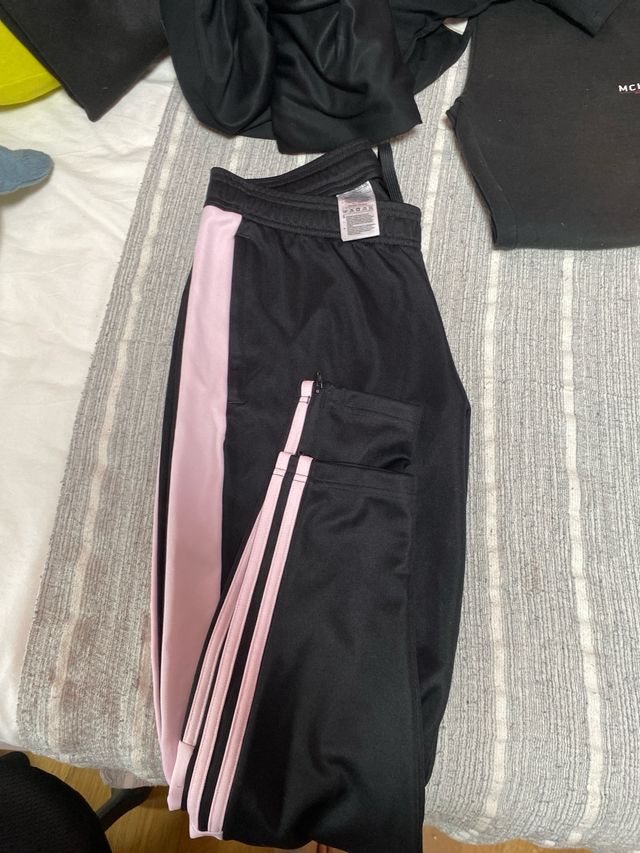 Pantalón Adidas Negro con Raya Rosa clarito