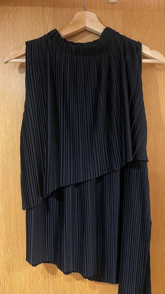 Top Uterqüe negro plisado