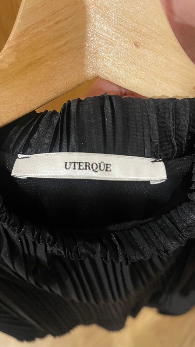 Top Uterqüe negro plisado