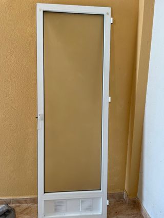 Puerta patio/despensa con ventilación