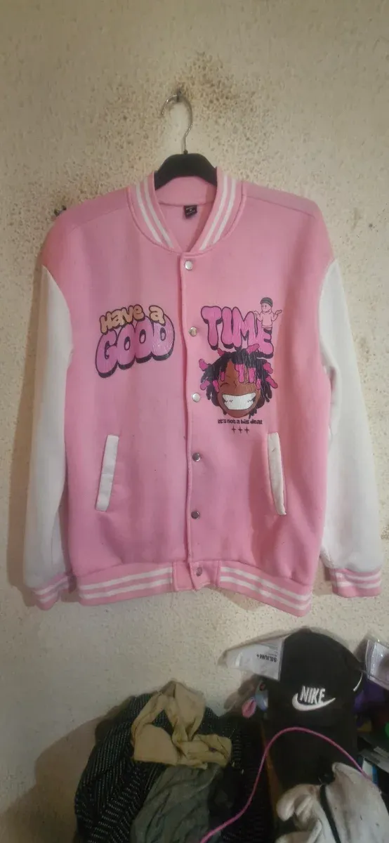 Chaqueta bomber rosa y blanca