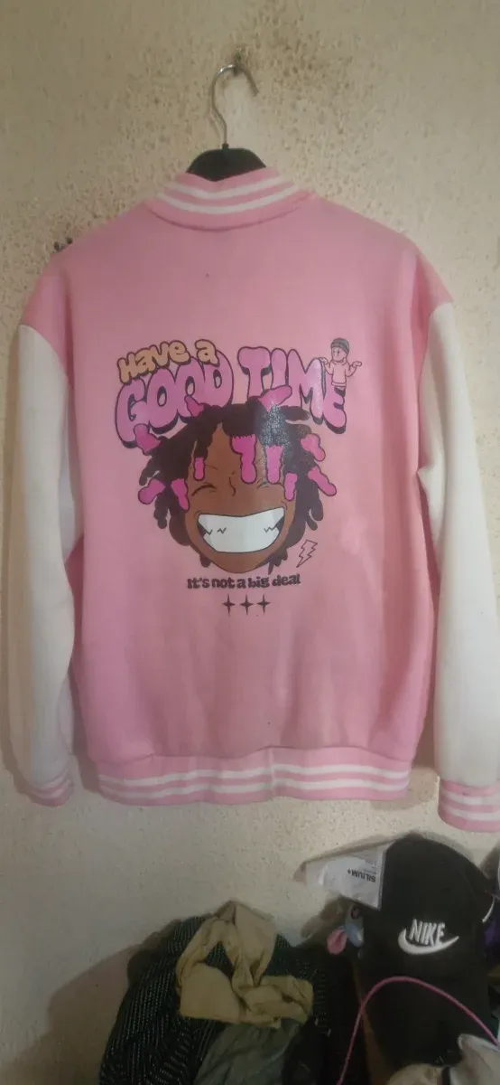 Chaqueta bomber rosa y blanca