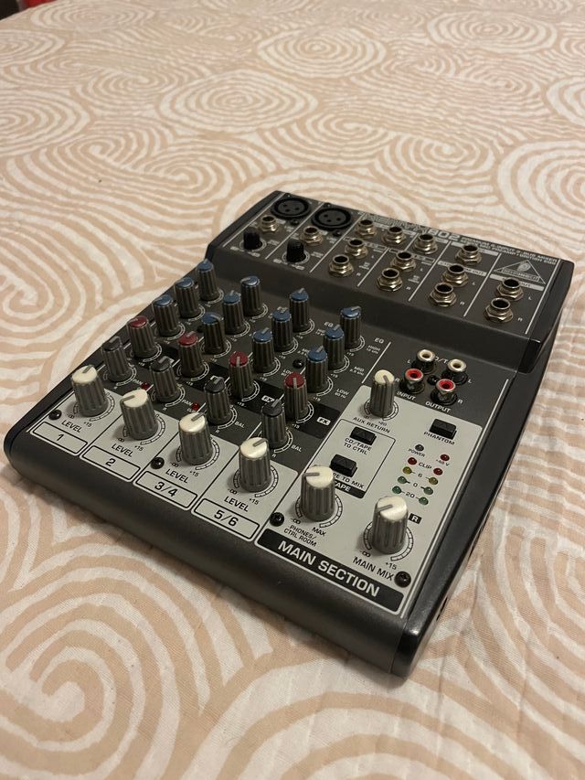 Mesa de Mezcla Behringer Xenyx 802