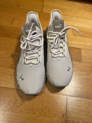 Zapatillas Puma grises y blancas