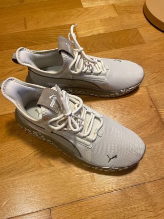 Zapatillas Puma grises y blancas