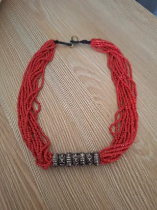 Collar de corales rojos con detalles plateados