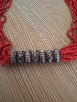 Collar de corales rojos con detalles plateados