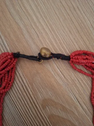 Collar de corales rojos con detalles plateados