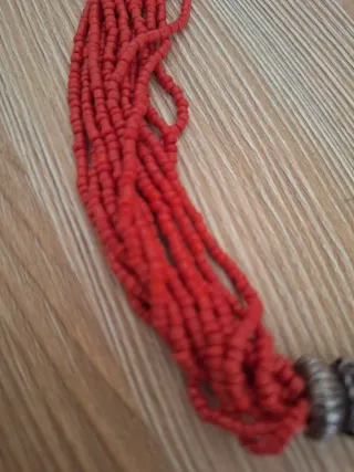 Collar de corales rojos con detalles plateados
