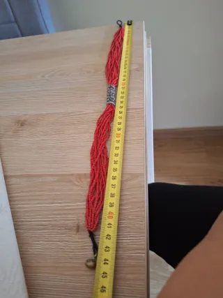 Collar de corales rojos con detalles plateados