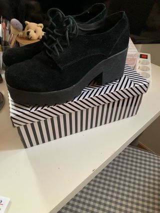 Zapatos negros de plataforma con cordones