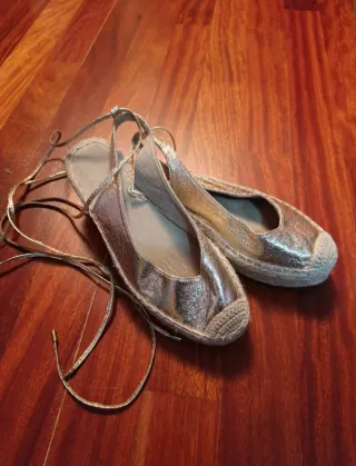 Alpargatas doradas con lazo