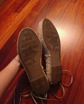 Alpargatas doradas con lazo
