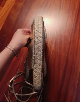 Alpargatas doradas con lazo