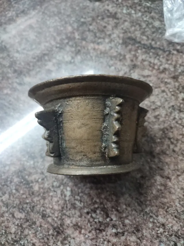 Mortero antiguo de hierro