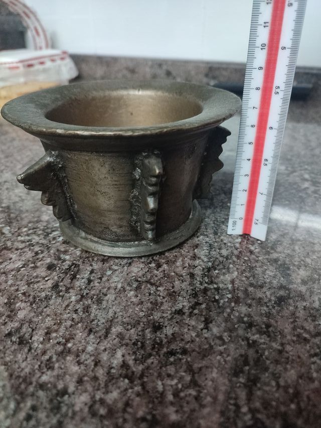 Mortero antiguo de hierro