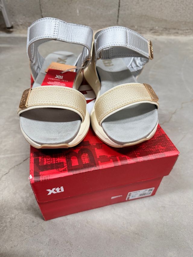 Sandalias Xti Mujer Casual Doradas y Plateadas