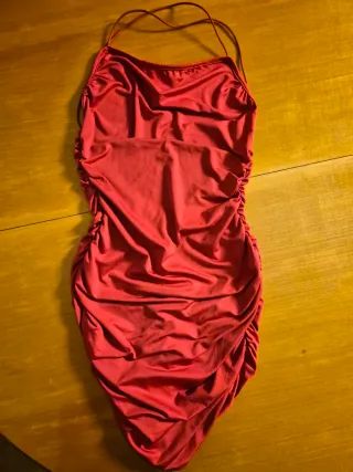 Abito rosso con drappeggio