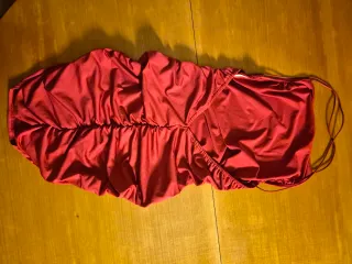 Abito rosso con drappeggio