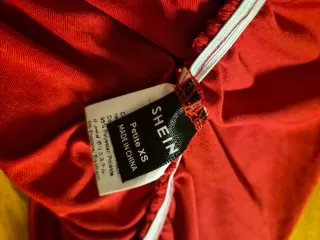 Abito rosso con drappeggio