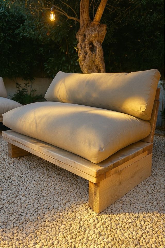 Sofá de jardín beige y marrón