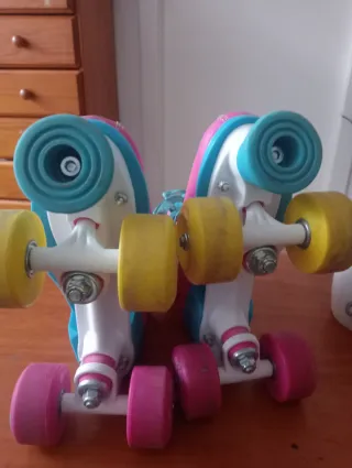 Patines de niña rosas y azules
