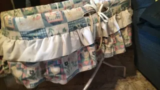 Moisés de mimbre antiguo con funda