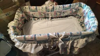 Moisés de mimbre antiguo con funda