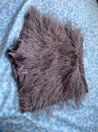 Falda/pantalón rosa elegante con plumas