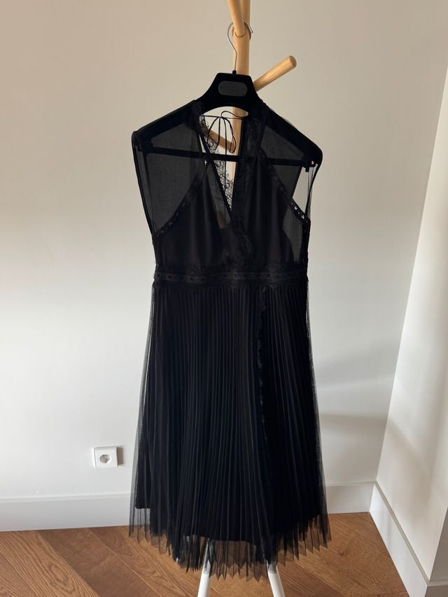 Vestido negro con encaje y falda plisada