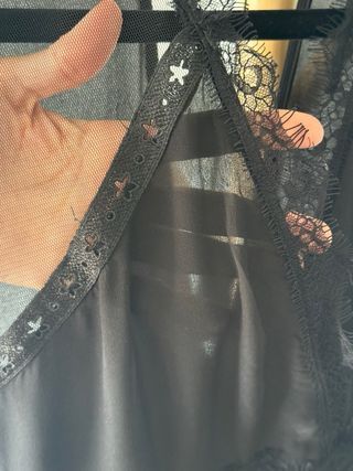 Vestido negro con encaje y falda plisada