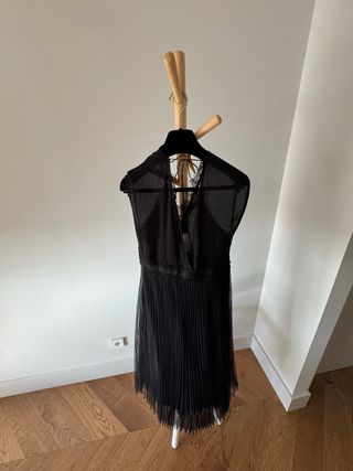 Vestido negro con encaje y falda plisada