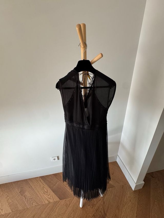 Vestido negro con encaje y falda plisada