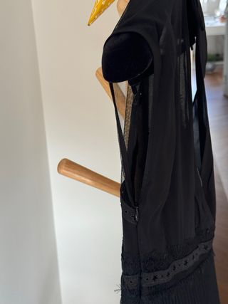Vestido negro con encaje y falda plisada