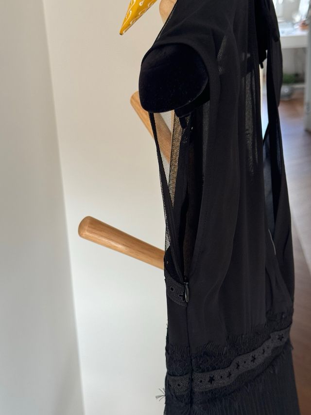 Vestido negro con encaje y falda plisada