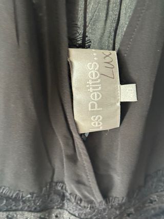 Vestido negro con encaje y falda plisada