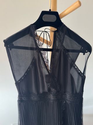 Vestido negro con encaje y falda plisada