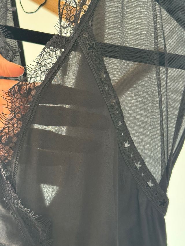 Vestido negro con encaje y falda plisada