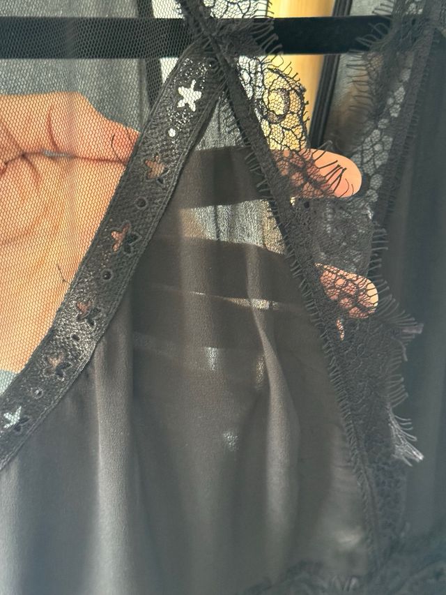 Vestido negro con encaje y falda plisada