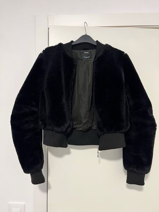 Chaqueta Bershka Negra Peluda