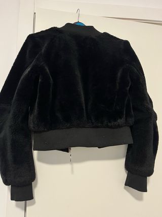 Chaqueta Bershka Negra Peluda