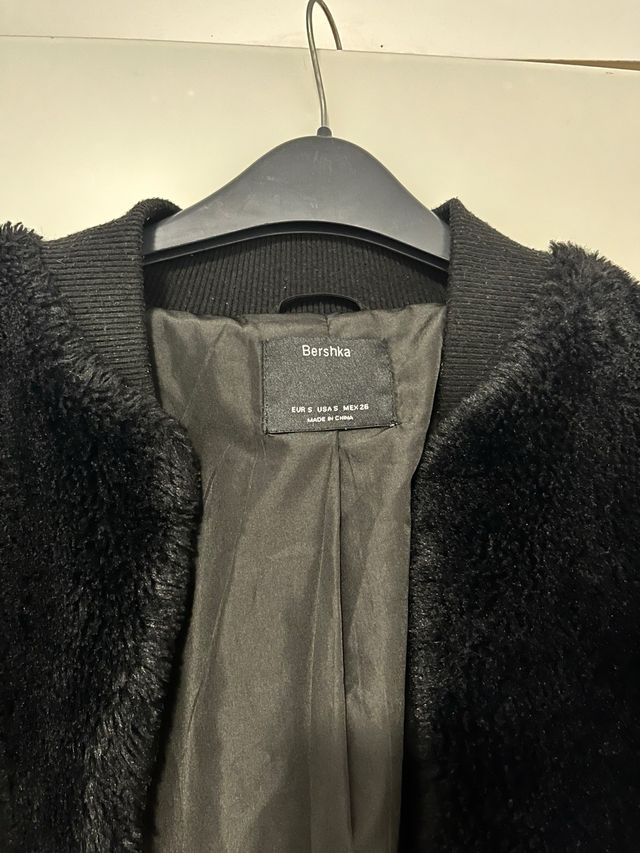 Chaqueta Bershka Negra Peluda