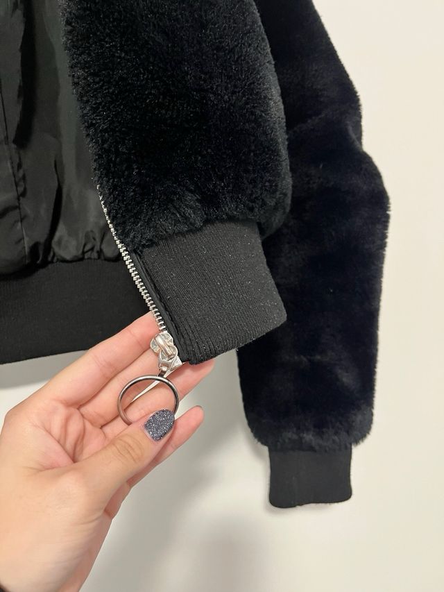 Chaqueta Bershka Negra Peluda
