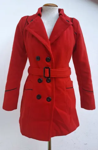 Abrigo rojo doble botonadura con cinturón